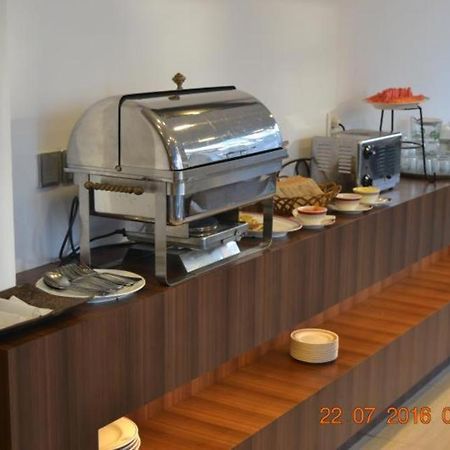 J Hotel Medan Bagian luar foto