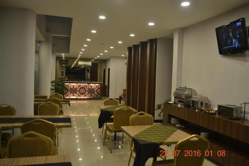 J Hotel Medan Bagian luar foto