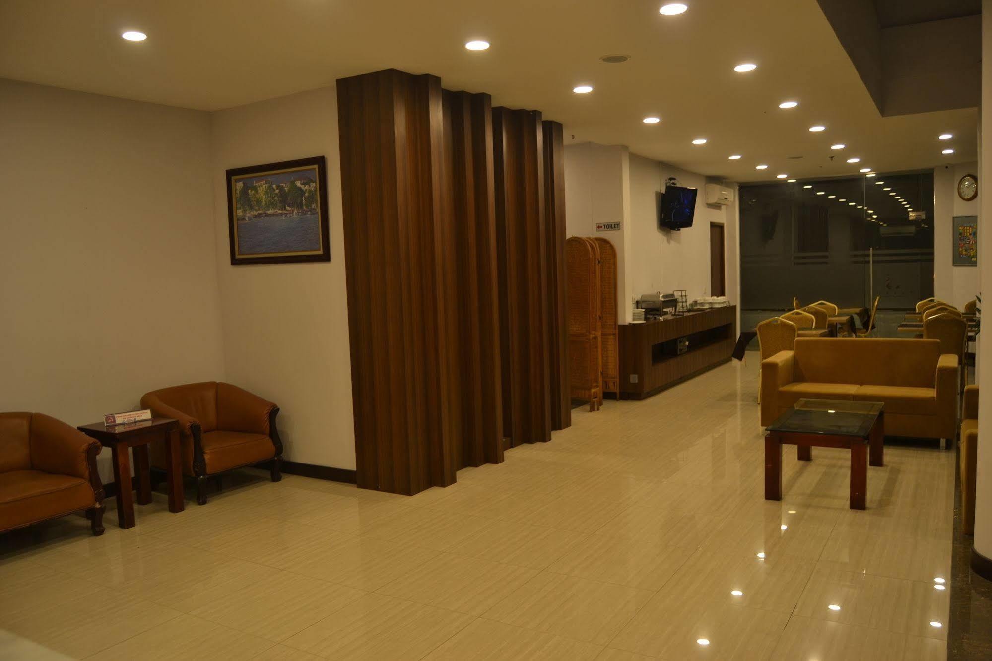 J Hotel Medan Bagian luar foto