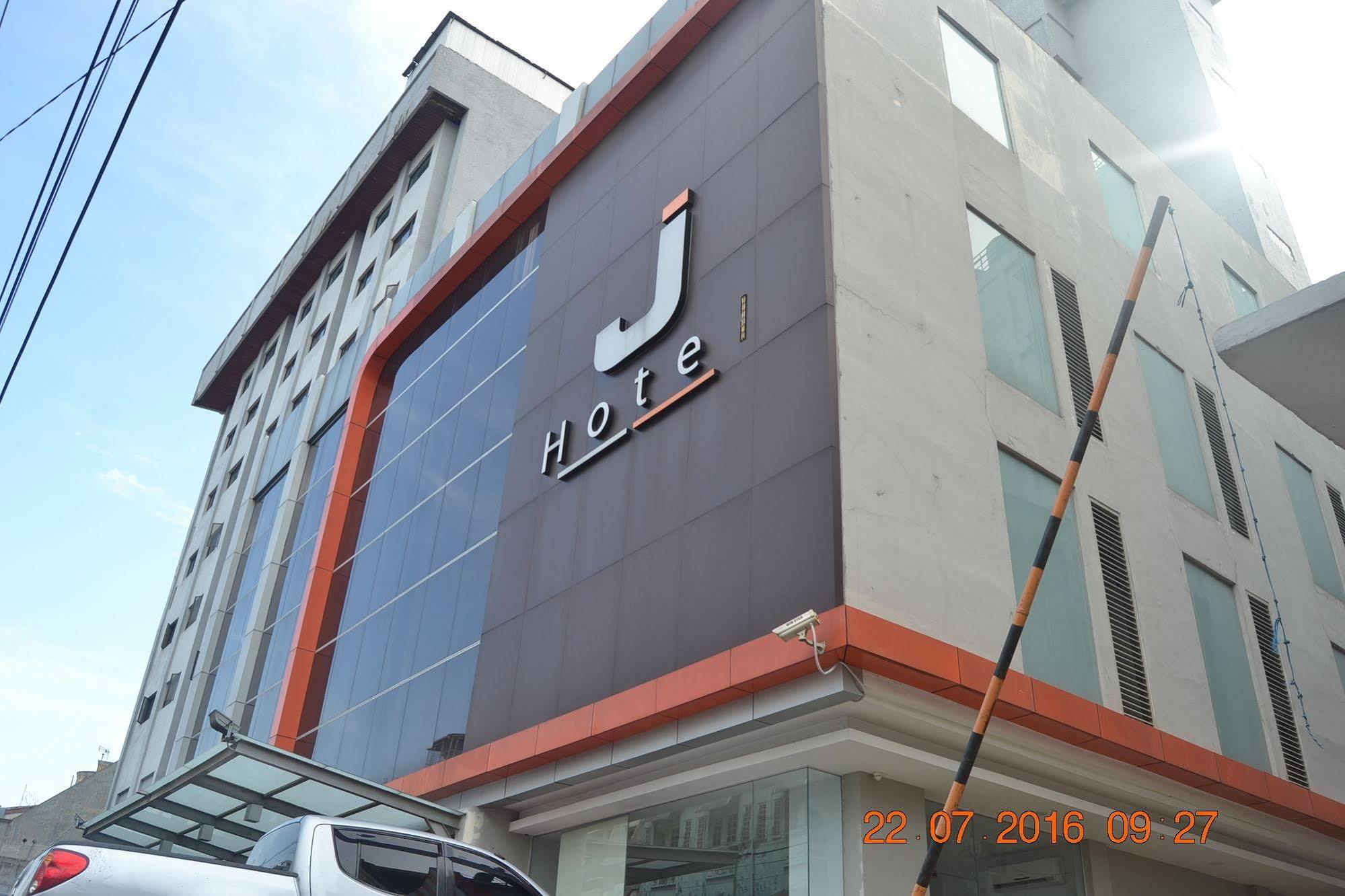 J Hotel Medan Bagian luar foto